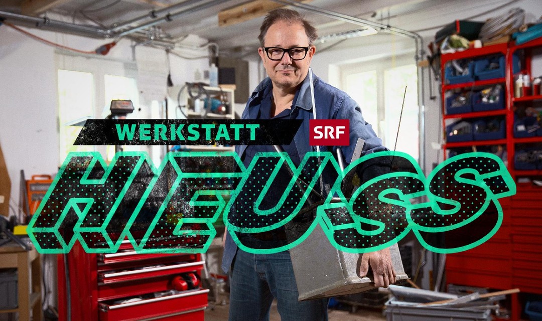 Keyframe «Werkstatt Heuss»: Stefan Heuss steht in seiner Werkstatt und blickt in die Kamera.