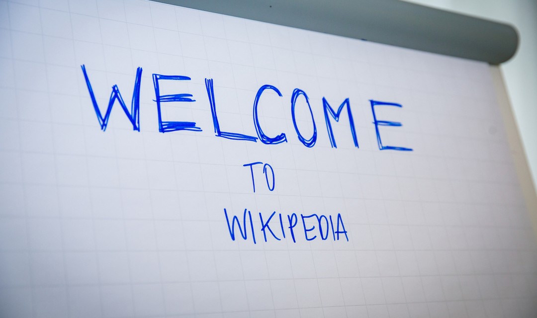 Flipchart mit Aufschrift: Welcome to Wikipedia