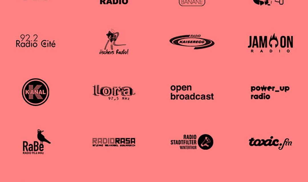 Logos von Unikom-Radios auf roten Hintergrund