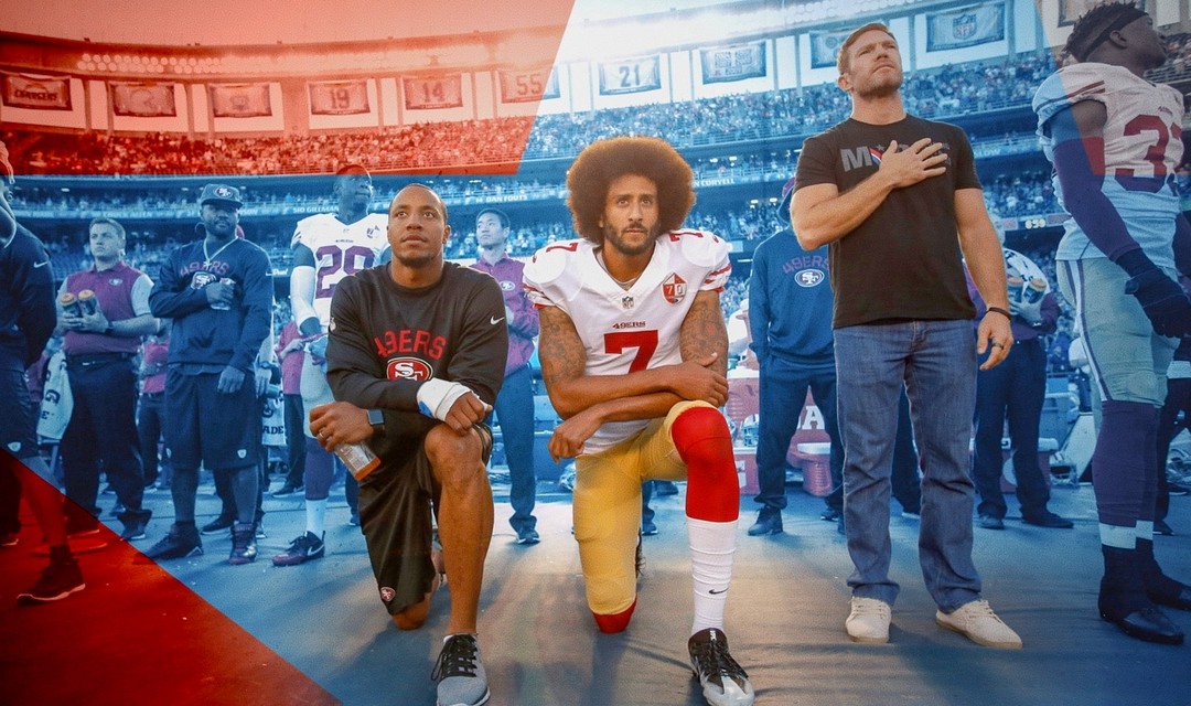 US-Quarterback Colin Kaepernick macht auf dem Spielfeld einen Kniefall