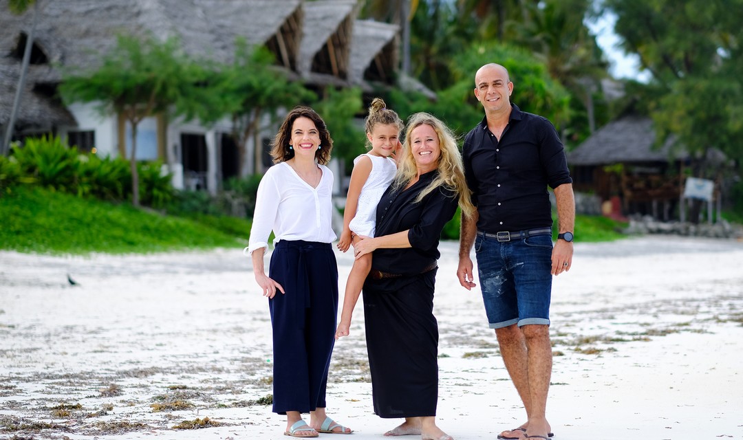 Mona Vetsch am Strand von Sansibar zusammen mit Nicole Pavlin, Ehemann Rachid und ihrer Tochter