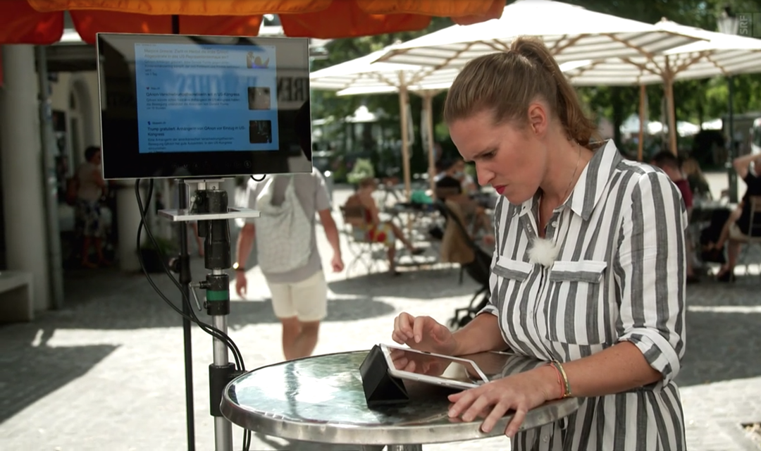Kathrin Hönegger rätselt auf einem Tablet, ob es sich um Fake News oder wahre Nachrichten handelt