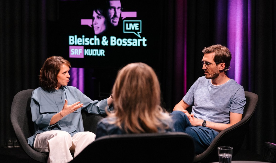 Barbara Bleisch und Yves Bossart mit Felizitas Ambauen auf der Bühne für «Bleisch & Bossart live»