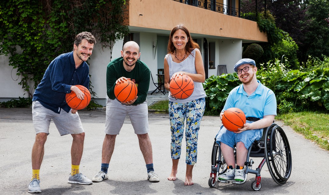 Renato Kaiser spielt Basketball mit Menschen mit einer körperlichen Beeinträchtigung