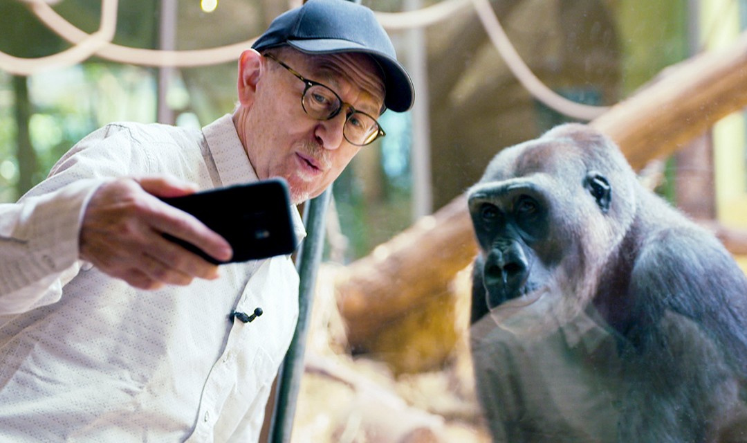 Viktor Giacobbo im macht ein Selfie mit einem Tier im leeren Zoo Zürich.