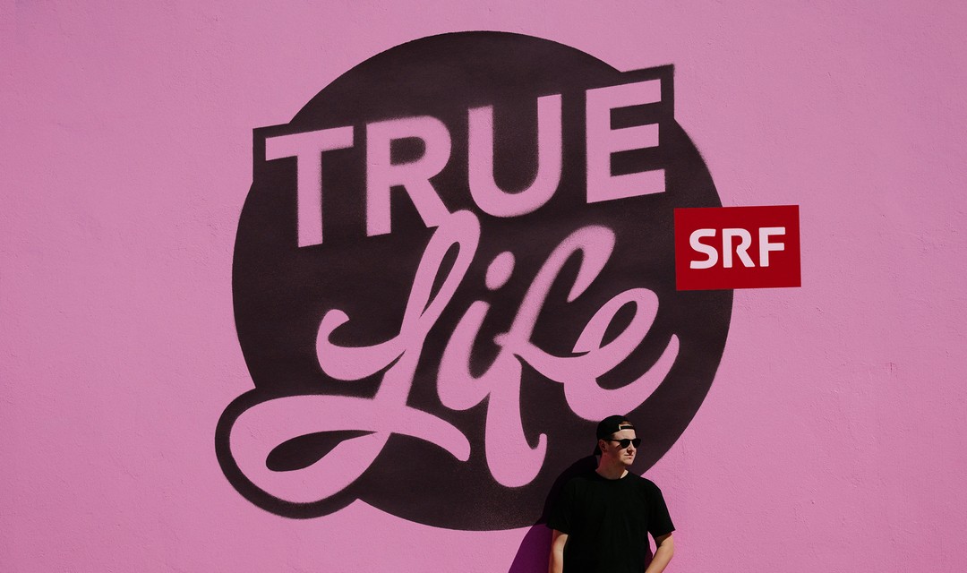 true life Graffiti auf pinkem Hintergrund