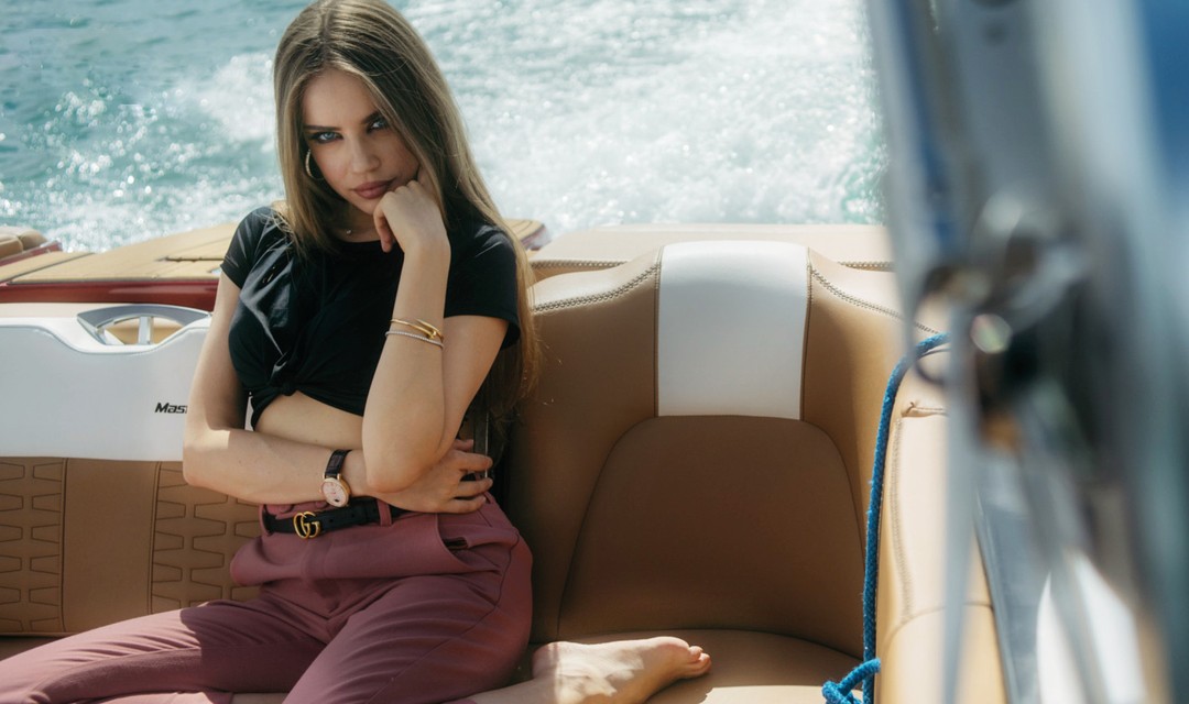 Xenia Tchoumitcheva hat es sich auf einem Motorboot auf dem Lago Maggiore bequem gemacht