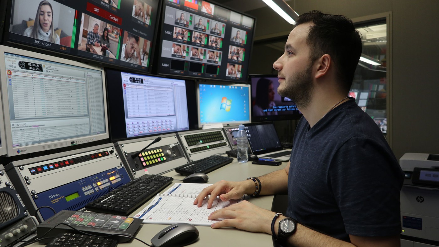 Marco sitzt vor einem Dutzend Bildschirmen im Sendezentrum von SRF