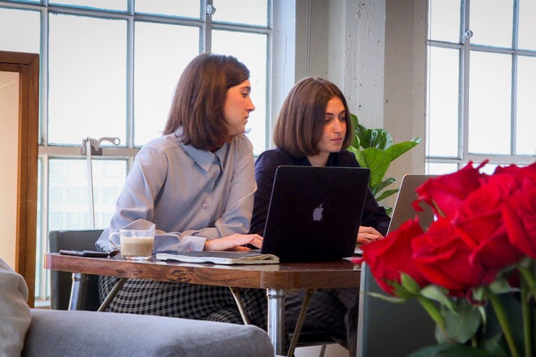 Kim und Florine Nüesch bei der Arbeit