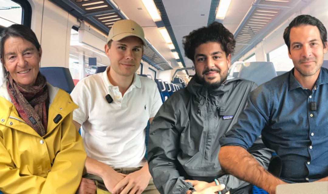 Vier Personen, die im Zug sitzen