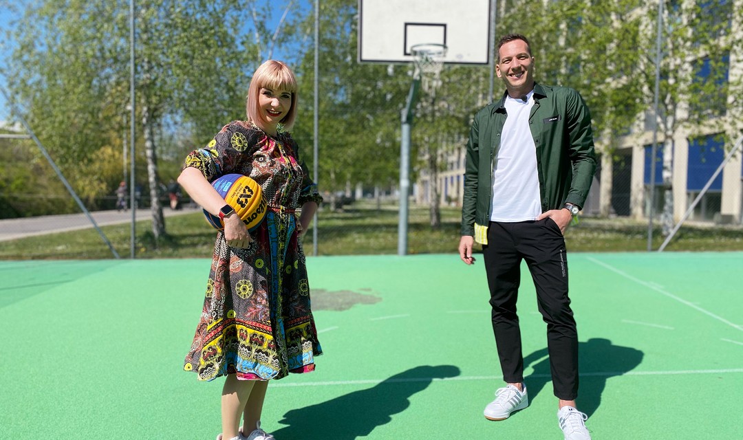 Redaktorin Léa Spirig und Basketballspieler Marco Lehmann auf einem Basketballplatz
