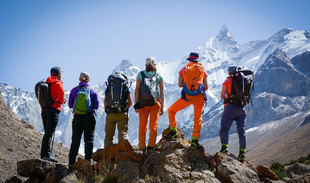 Das Expeditionsteam auf dem Gipfel ihrer Träume, dem Pamir-Gebirge in Kirgistan