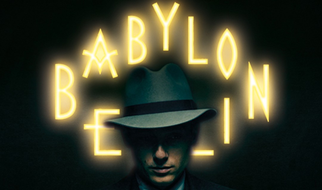 Mann mit Hut vor Babylon Berlin Leuchtschrift