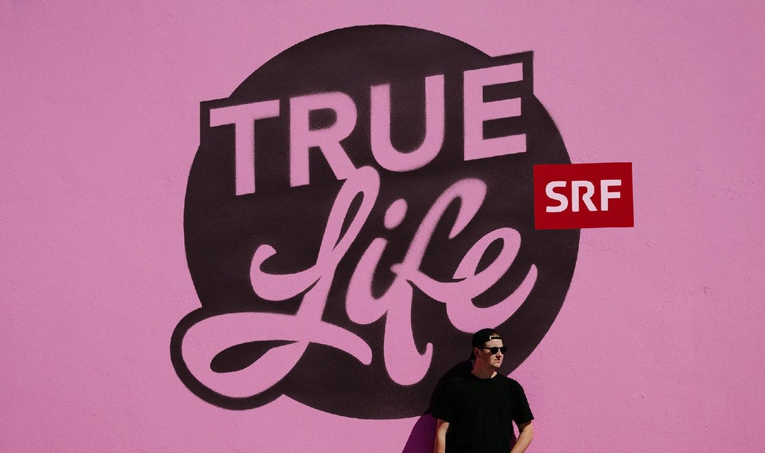 True-Life-Graffiti auf pinkem Hintergrund