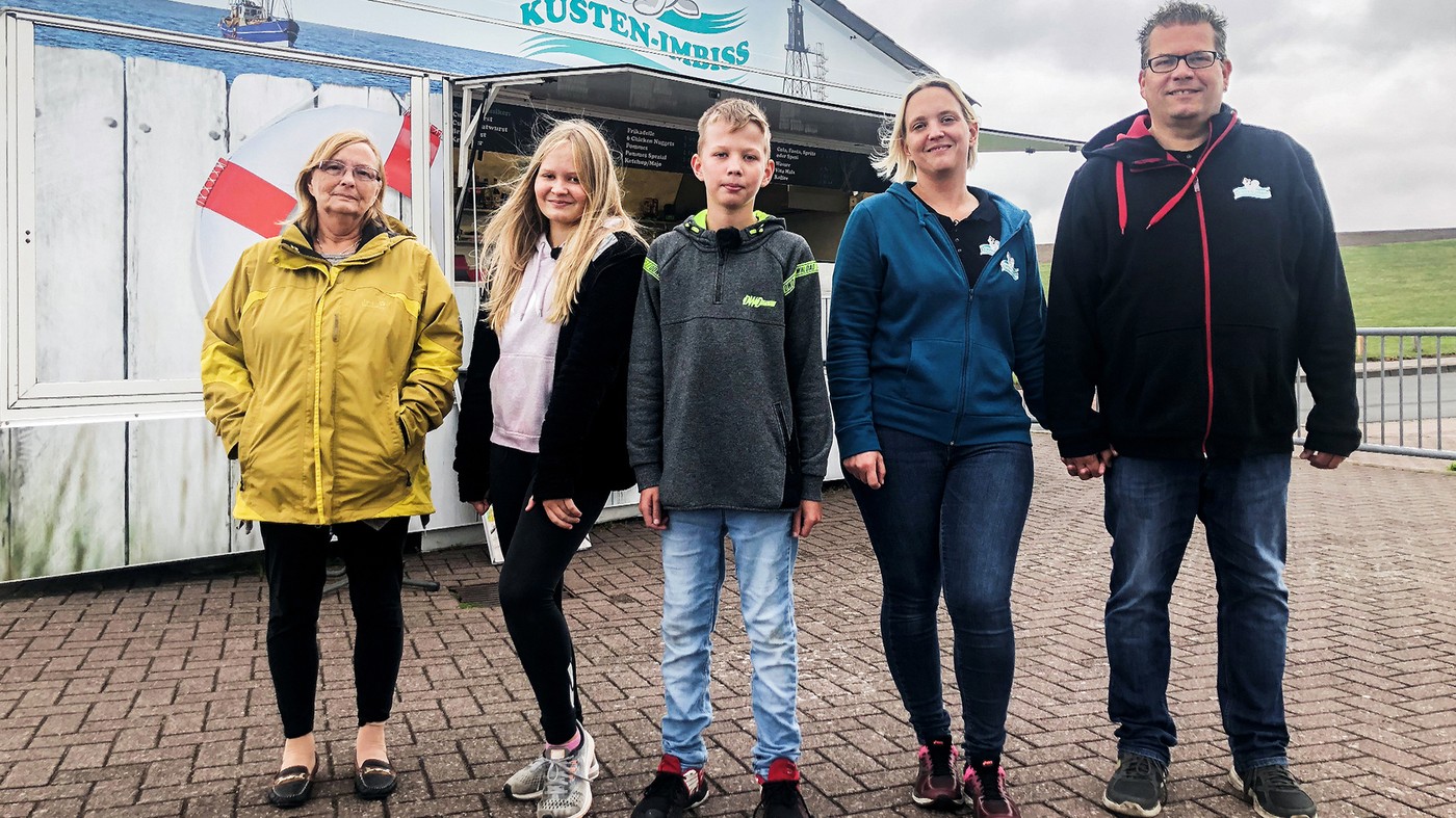 Familie Kunz vor ihrem Imbiss-Stand an der Nordsee