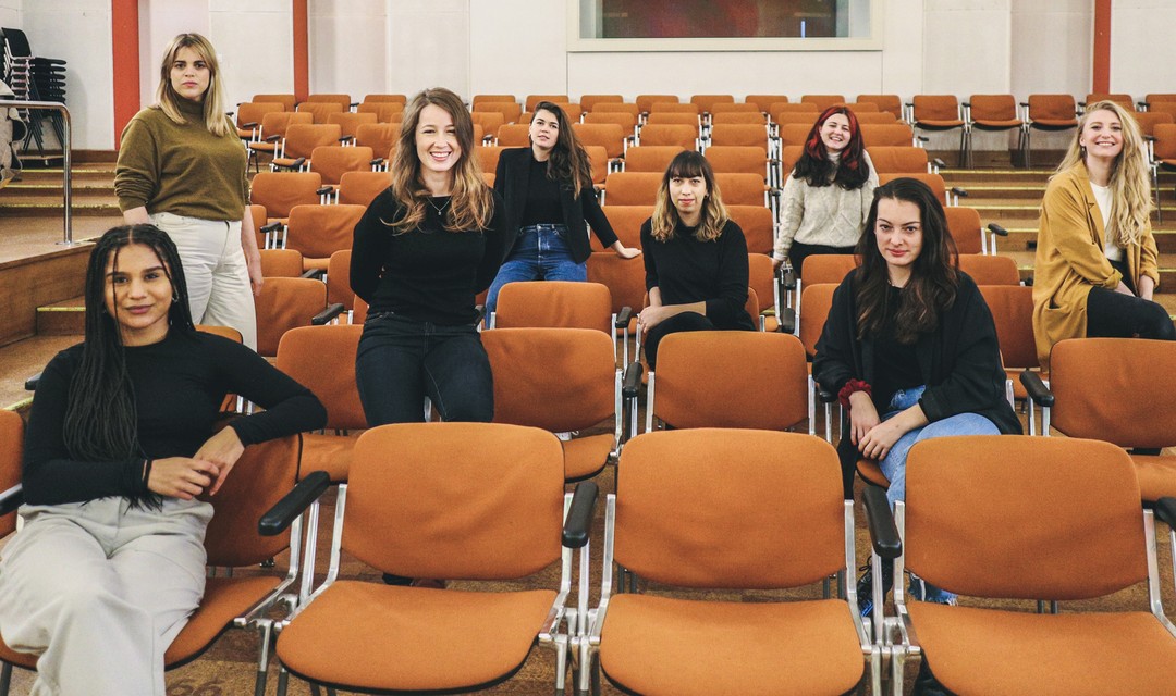 Teamfoto von Luana, Flavia, Fabrizia, Karin, Stefani, Sarah, Larissa und Arzije