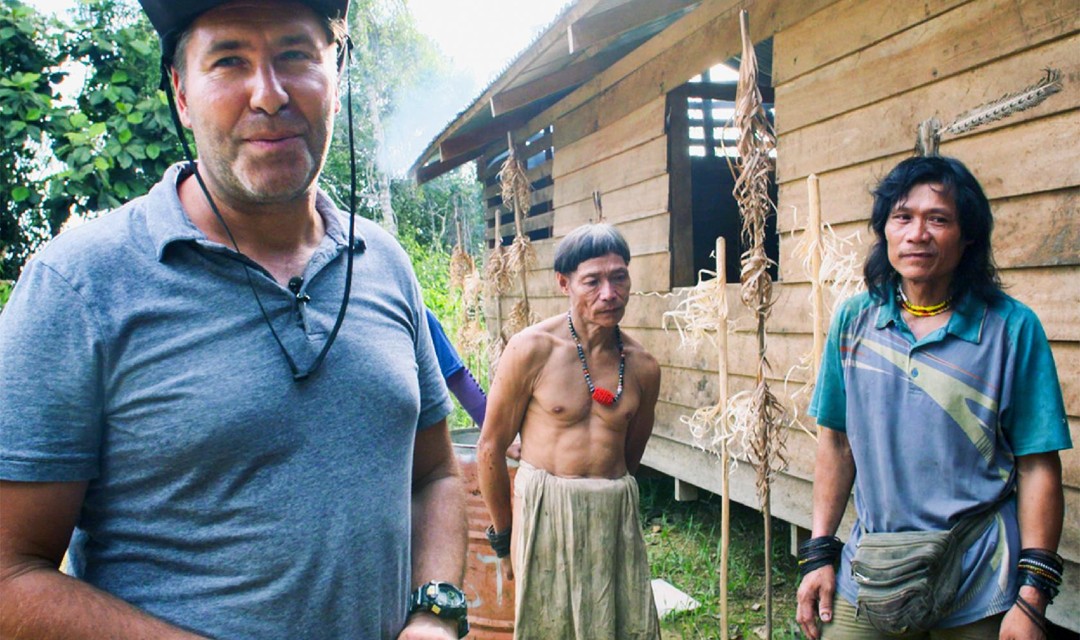 Der Zürcher Regisseur Niklaus Hilber auf Borneo mit dem Urvolk der Penan während dem Dreh seines Spi