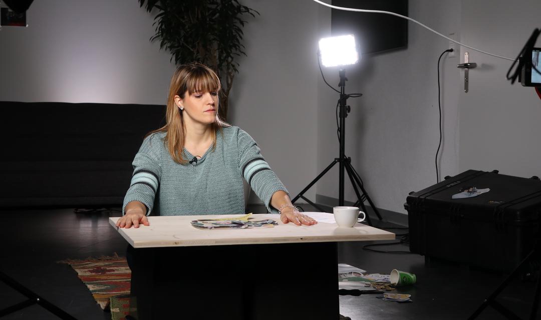Videojournalistin Stefanie Hasler am Video-Set im Büro von SRF Forward
