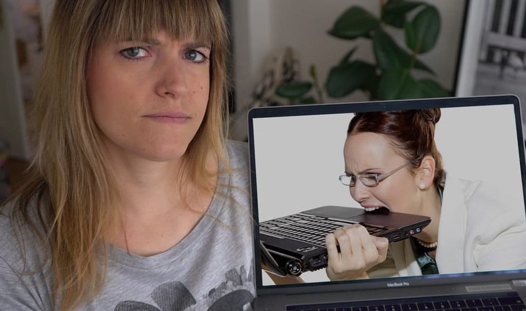 «Forward»-Host Steffi hält einen Laptop mit einem Stock Image hoch