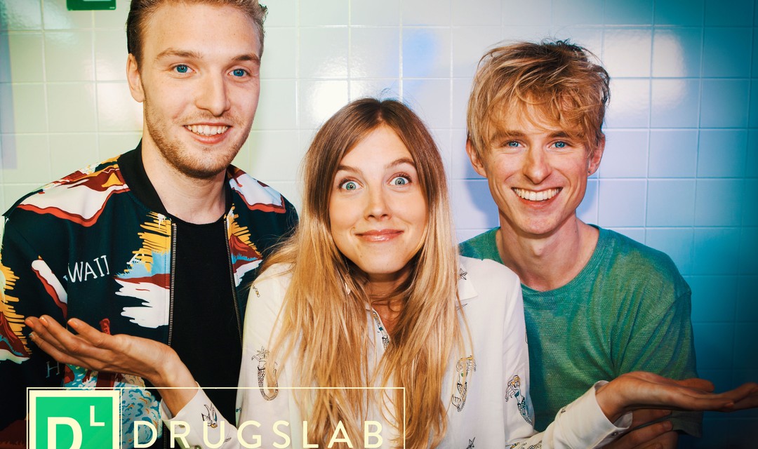 Visual Drugslab mit drei jungen Leuten und Logo