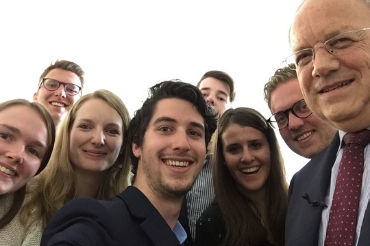 Bild von 7 Studenten und 1 Wirtschaftsminister