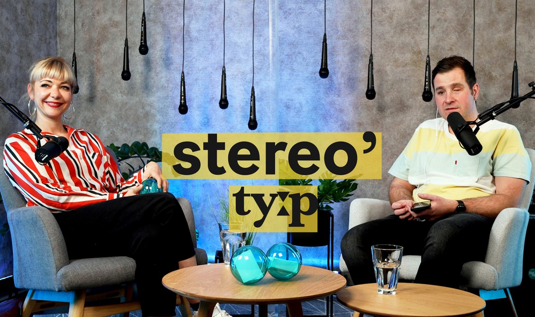 Léa Spirig und Yves Kilchör sitzen mit Mikrofonen im Studio von SRG Insider