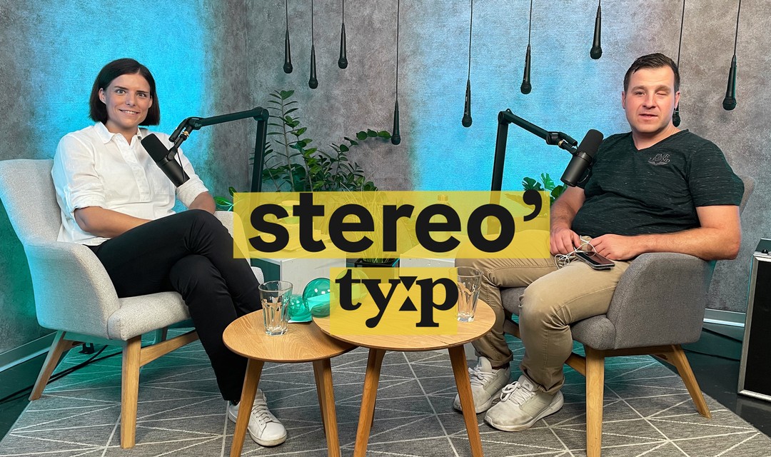 Seraina Degen und Yves Kilchör sitzen mit Mikrofonen im Studio von SRG Insider