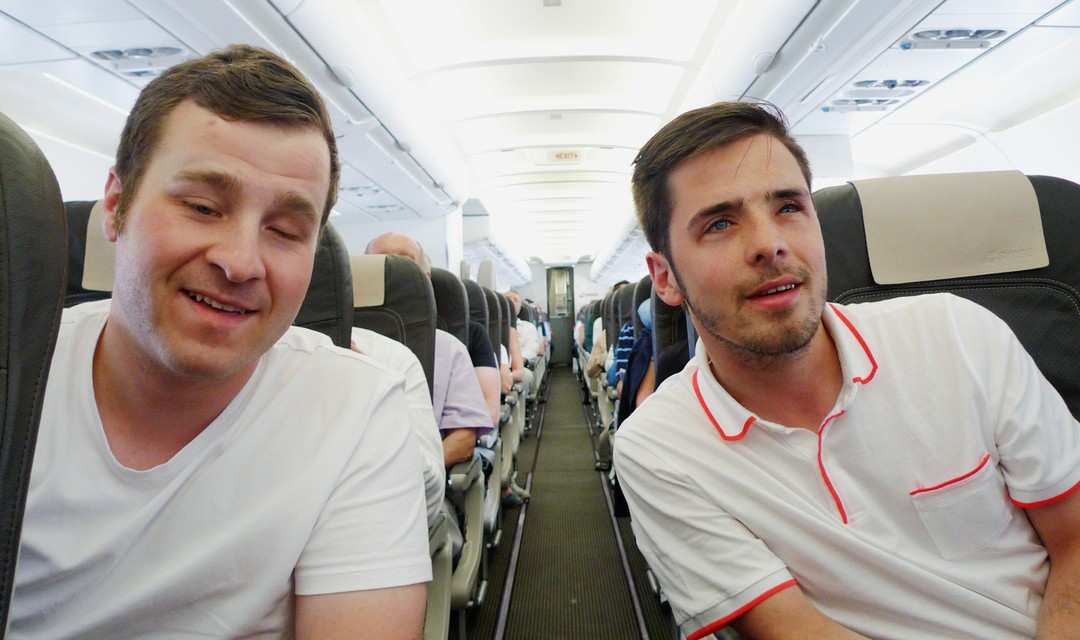 Yves und Jonas im Flugzeug