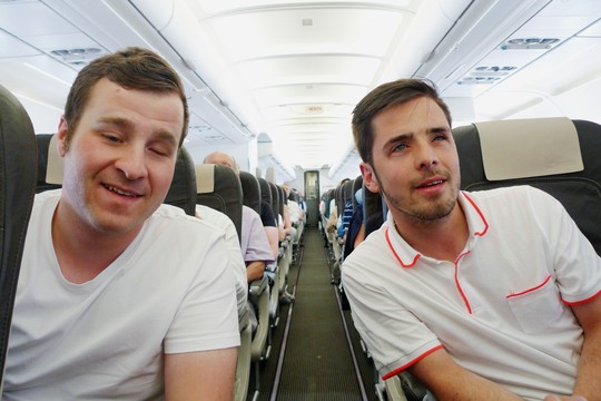 Bild von «DOK»-Serie: «Blindflug» – Wenn zwei Sehbehinderte auf Reisen gehen