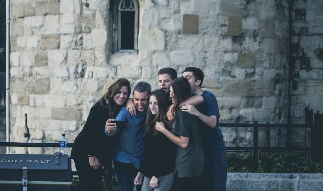 Eine Teenager-Gruppe macht ein Gruppenselfie