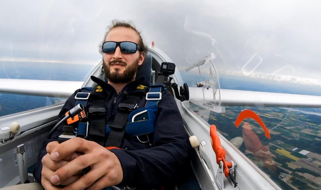 Luftakrobat Jonas Langenegger im Cockpit seines Segelflugzeugs