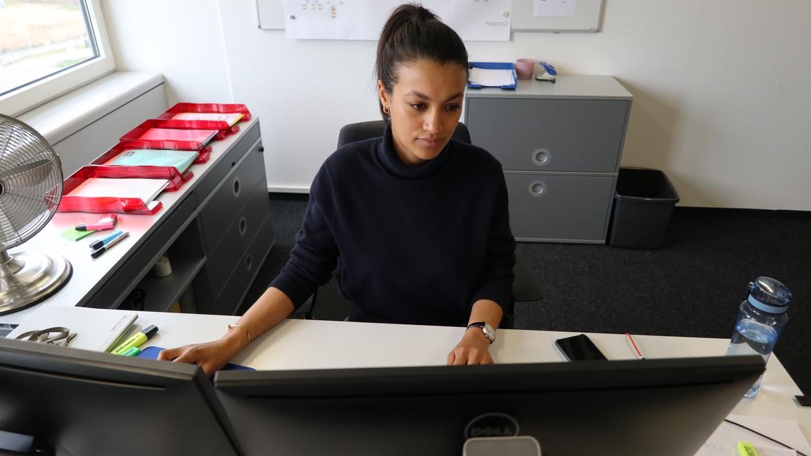 Diarra arbeitet in ihrem Büro am Computer