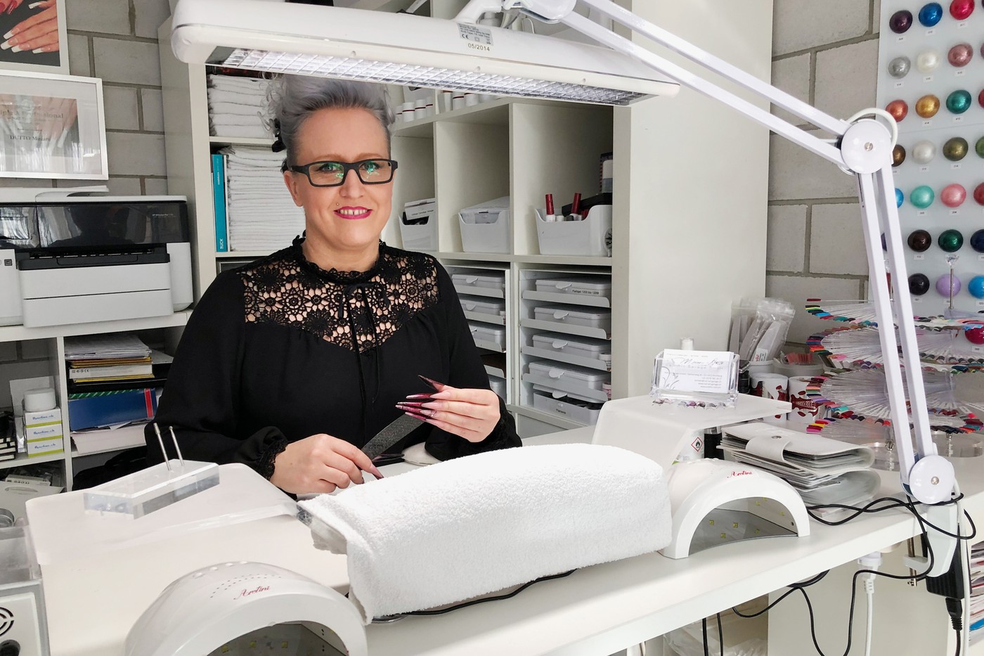 Miriam Dutto am Arbeitsplatz in ihrer «Nailart Garage» in Kirchberg