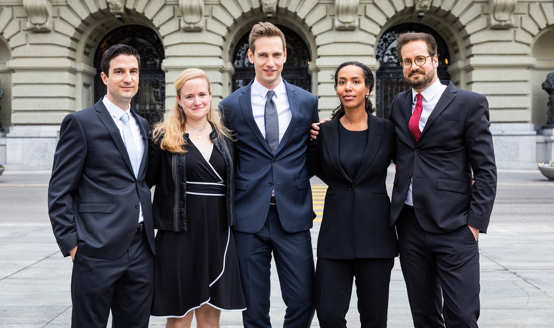 Die fünf angehenden Diplomatinnen und Diplomaten vor dem Bundeshaus.