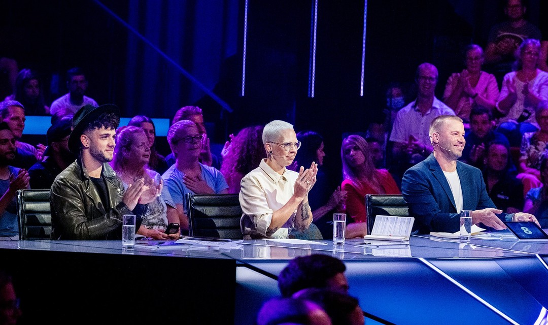 Die Jurymitglieder Stefanie Heinzmann, Luca Hänni und Jonny Fischer applaudieren im Studio.