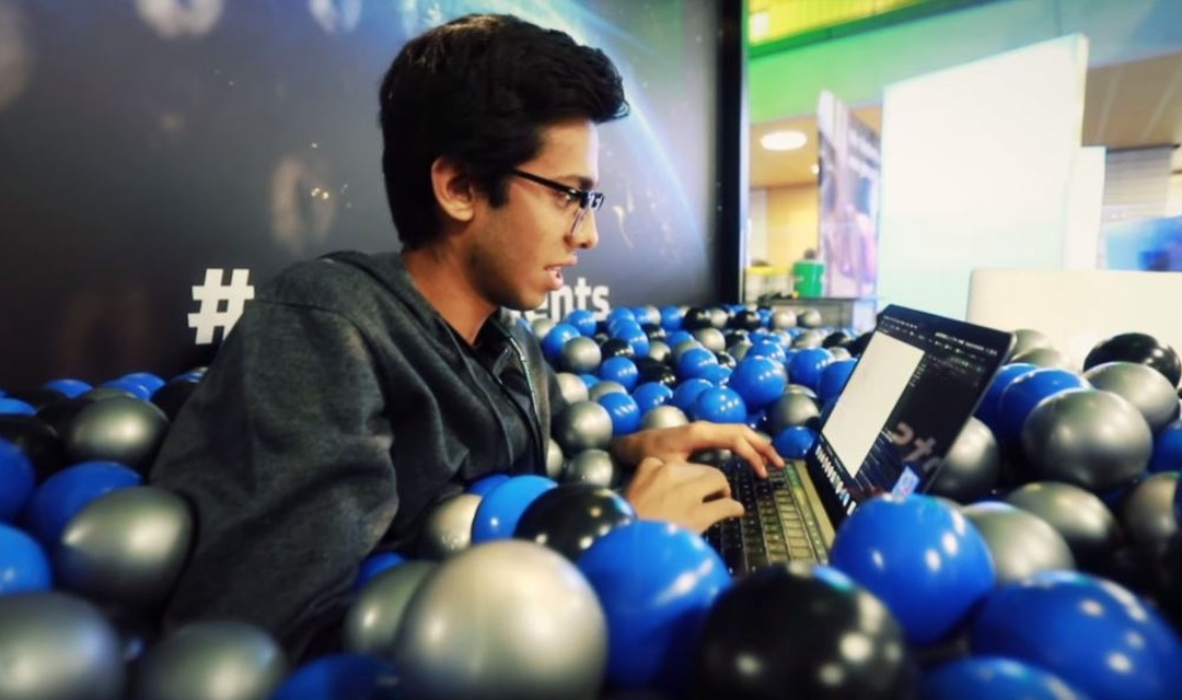 Junger Programmierer sitzt an seinem Laptop im «Bällelibad»